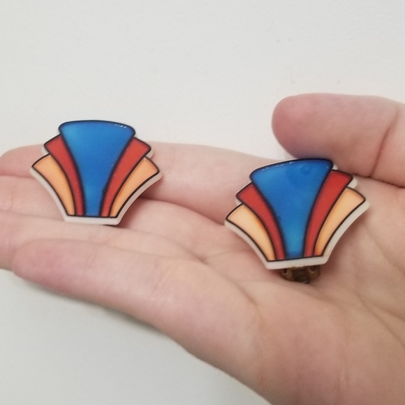 Fun, eye-catching vtg plastic clip on earrings - Picture 2 of 6
